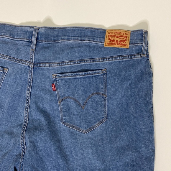 ✨NWOT✨Levi’s | Medium-Wash Denim Cuffed Classic Bermuda Jean Shorts Sz 26W-Wide - Picture 7 of 16
